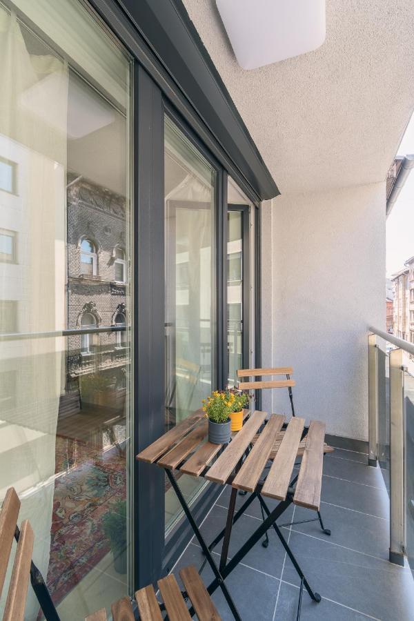 Corvin Apartment With Balcony And Ac Budapest Esterno foto
