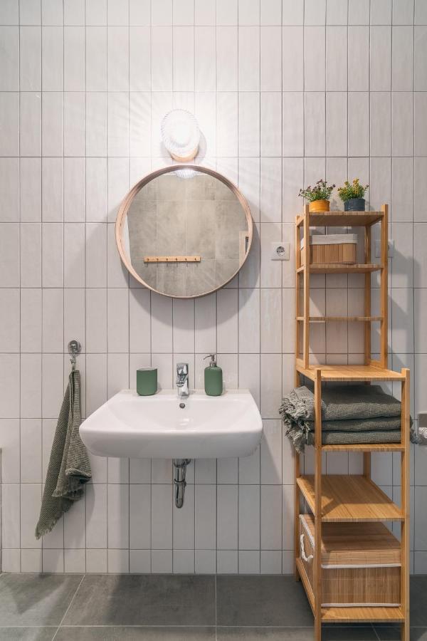 Corvin Apartment With Balcony And Ac Budapest Esterno foto